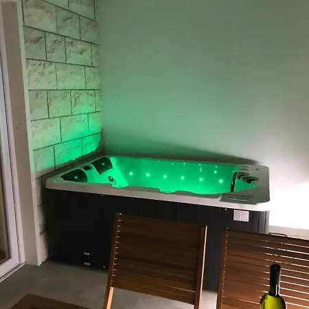 Tonkita With Jacuzzi דירה מאקרסקה