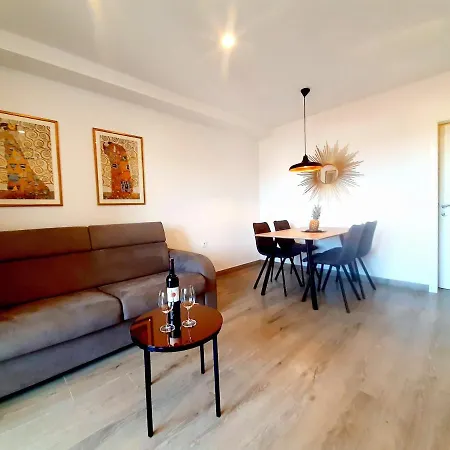 Tonkita With Jacuzzi Апартаменти Макарська