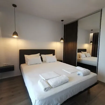 Апартаменти Tonkita With Jacuzzi