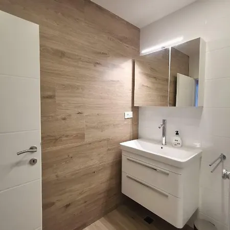 Apartment Tonkita With Jacuzzi Makarska