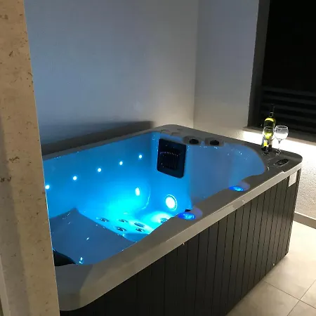 Tonkita With Jacuzzi Apartment